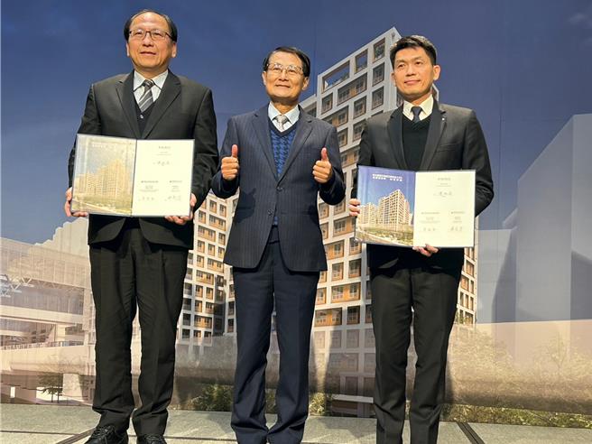 捷運三鶯線三峽站出入口1捷運開發案今舉辦簽約儀式，在新北市副市長陳純敬（中）見證下，新北捷運局長李政安（左）與將捷集團董事長林嵩烈（右）共同簽署投資契約。開發計畫將與三峽站出入口1共構，打造更優質的新三峽生活圈。（陳慰慈攝）