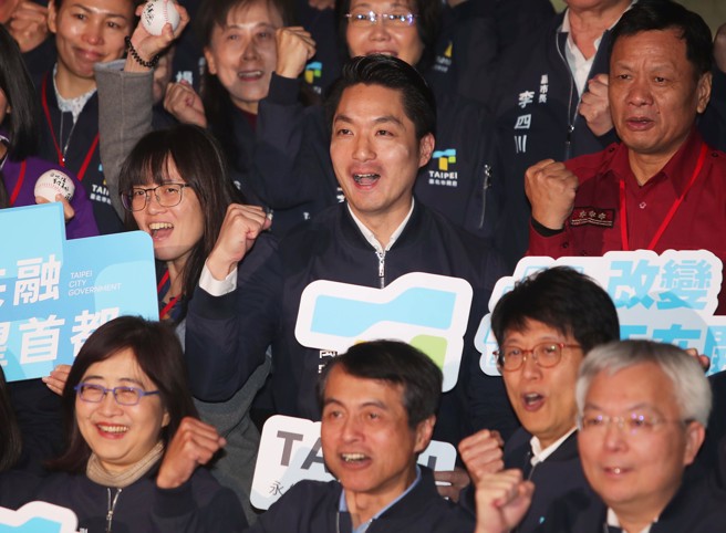 台北市长蒋万安（中）25日出席就职一周年记者会，并与市府团队合影留念。（季志翔摄）