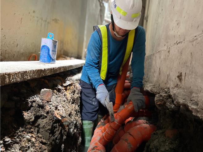樹林區污水道二期工程預計2026年完工，施工人員在後巷進行污水接管作（示意照）（新北市水利局提供）
