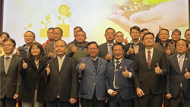 全國農業金庫25日在中興大學舉辦「青年從農創業成功經驗分享座談會」，邀請傑出青年農民，分享創業成功實務關鍵，行政院副院長鄭文燦（前排中）應邀參加。（陳淑芬攝）