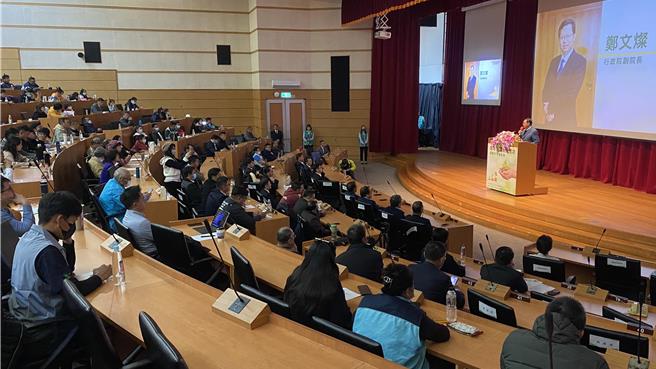 全國農業金庫25日在中興大學舉辦「青年從農創業成功經驗分享座談會」，邀請傑出青年農民，分享創業成功實務關鍵，行政院副院長鄭文燦（講台上演講人）應邀到場致詞。（陳淑芬攝）