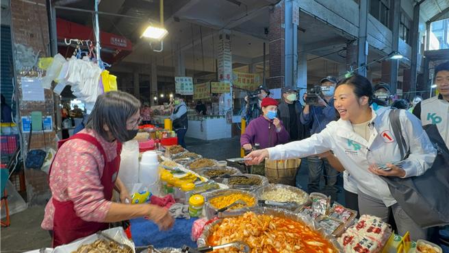 民眾黨副總統候選人吳欣盈今（25）日早上到高雄肉豆公、瑞興、南榮三合一市場掃街。（柯宗緯攝）