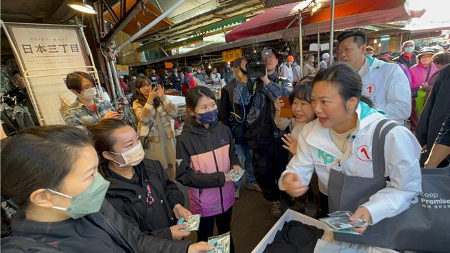 民眾黨副總統候選人吳欣盈今（25）日早上到高雄肉豆公、瑞興、南榮三合一市場掃街。（柯宗緯攝）