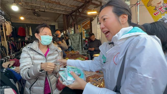 民眾黨副總統候選人吳欣盈今（25）日早上到高雄肉豆公、瑞興、南榮三合一市場掃街。（柯宗緯攝）