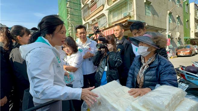 民眾黨副總統候選人吳欣盈今（25）日早上到高雄肉豆公、瑞興、南榮三合一市場掃街。（柯宗緯攝）