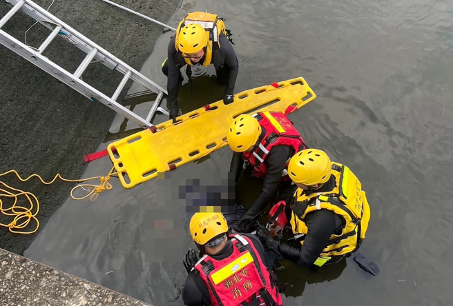 男子被尋獲時已經溺斃、死亡多時。（翻攝畫面）