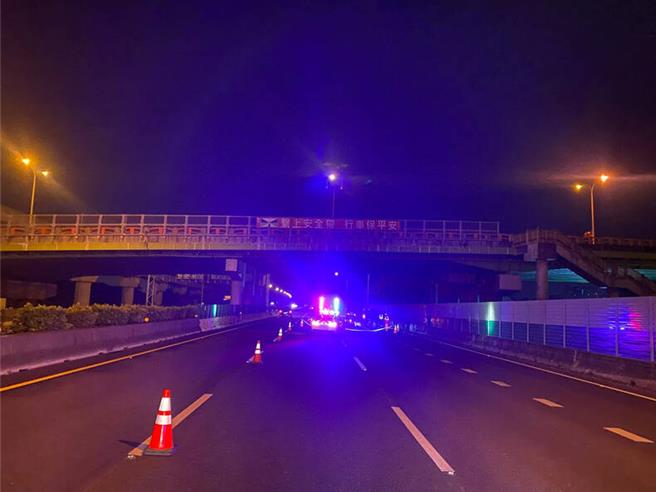 今天凌晨4點27分國道公路警察局第三公路警察大隊接獲許多民眾通報，在國道一號184公里處撞到「異物」，沒想到定睛一看竟然是人。（國道警方提供／吳建輝彰化傳真）