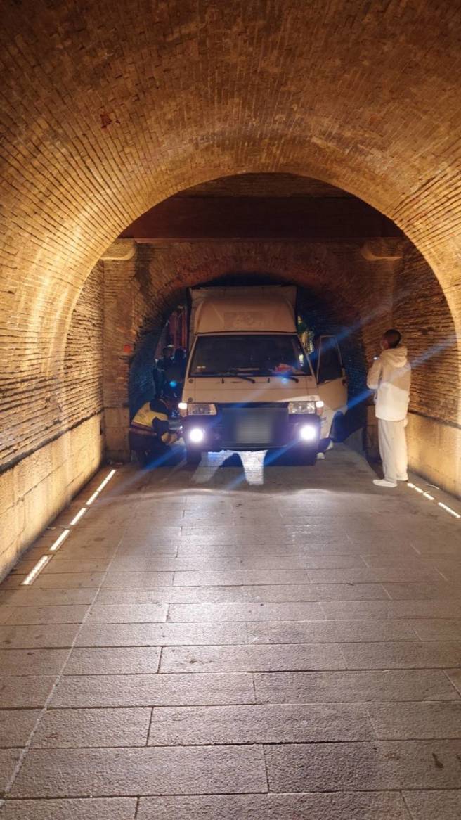 柯文哲宣傳車一度卡在屏東古城西門內（警方提供／中時林和生屏東傳真）