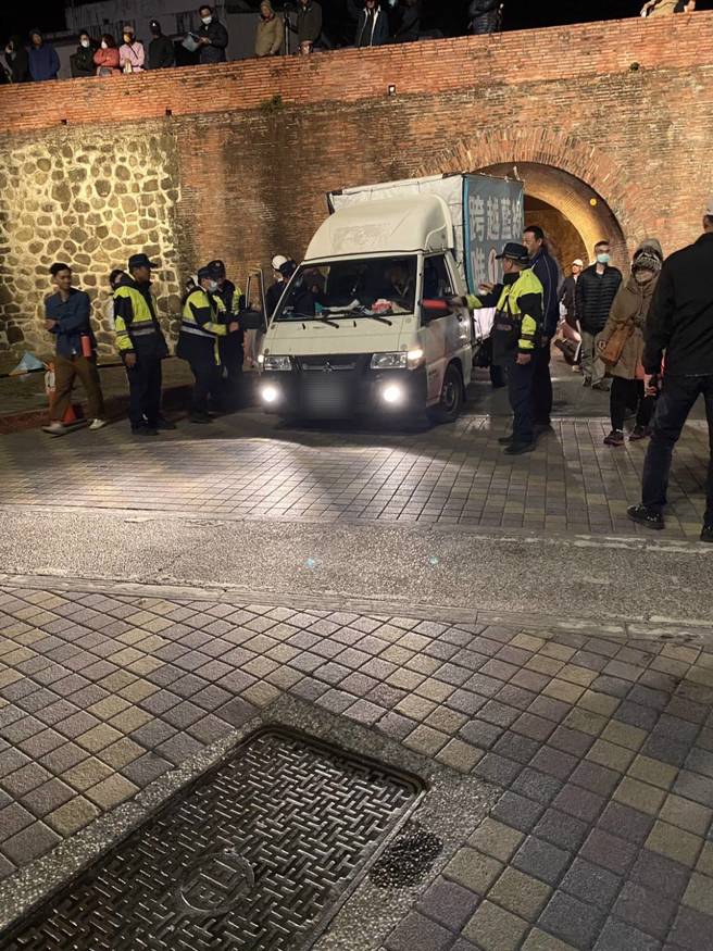 柯文哲宣傳車一度卡在屏東古城西門內（警方提供／中時林和生屏東傳真）