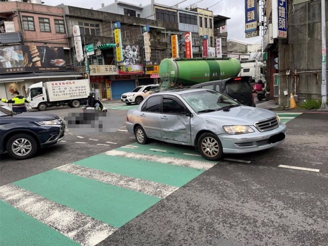 桃園市龜山區萬壽路二段上周發生機車騎士超速闖紅燈，猛力撞上黃燈左轉的轎車而送命憾事。(翻攝照片／蔡依珍桃園傳真)