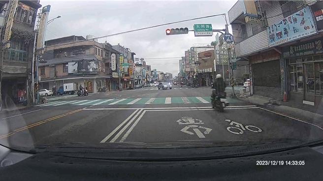 桃園市龜山區萬壽路二段上周發生機車騎士超速闖紅燈，猛力撞上黃燈左轉的轎車而送命憾事。(翻攝照片／蔡依珍桃園傳真)