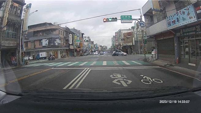 桃園市龜山區萬壽路二段上周發生機車騎士超速闖紅燈，猛力撞上黃燈左轉的轎車而送命憾事。(翻攝照片／蔡依珍桃園傳真)