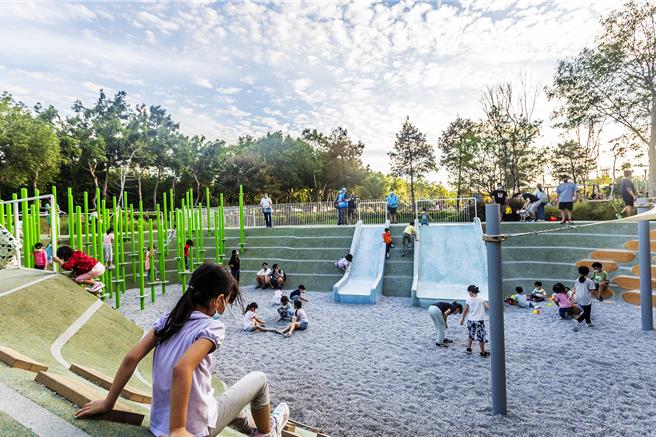 新竹縣政府目前完成興隆公園等19座特色公園，吸引很多親子遊憩，多獲得好評。（羅浚濱攝）