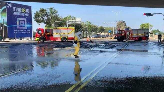 嘉義縣太保市台37線與嘉58線路口25日上午10點左右，發生大量鹽酸洩漏意外。（嘉義縣消防局提供∕呂妍庭嘉義傳真）