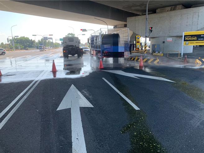 嘉義縣太保市台37線與嘉58線路口25日上午10點左右，發生大量鹽酸洩漏意外。（嘉義縣消防局提供∕呂妍庭嘉義傳真）