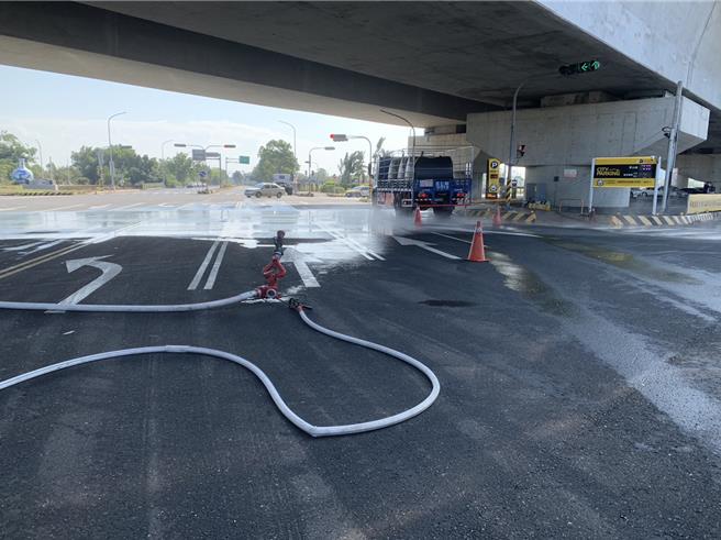 消防人員到場布水線射水防護、畫警戒區，並通知貨車所屬公司帶強鹼劑就地進行中和。（嘉義縣消防局提供∕呂妍庭嘉義傳真）
