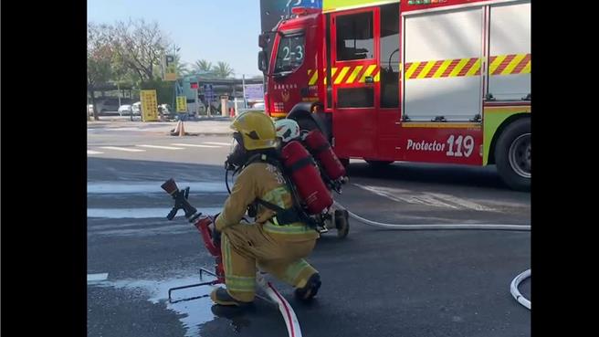 消防人員到場布水線射水防護、畫警戒區，並通知貨車所屬公司帶強鹼劑就地進行中和。（嘉義縣消防局提供∕呂妍庭嘉義傳真）