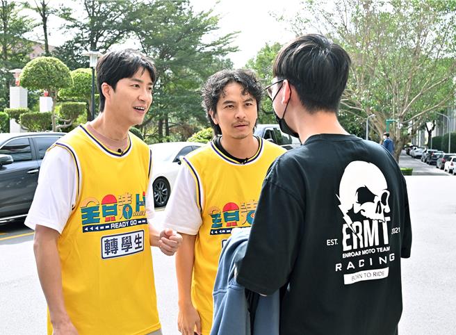 江宏傑（左）、楊銘威（中）加入《全員請上車》。（台視提供）