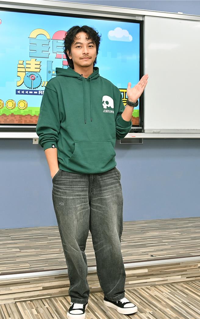 楊銘威笑稱要當薪水小偷。（台視提供）