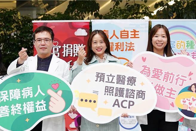 中医大新竹附医家医科医师刘晟昊（左至右）、执行长张宜真及社工室组长阙昀佩，宣导「病人自主权利法」。（罗浚滨摄）