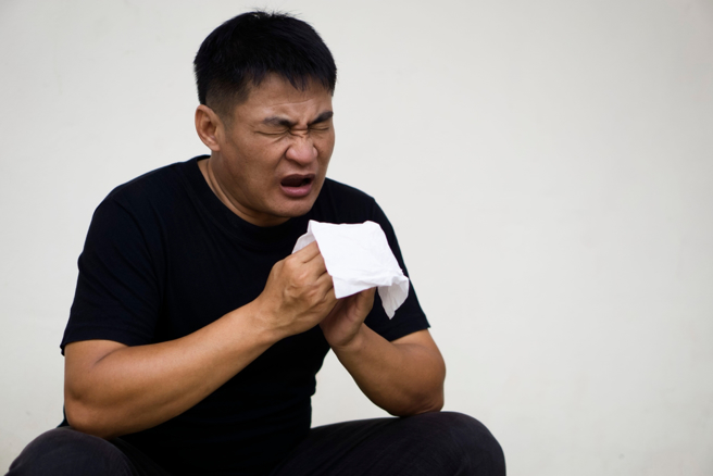 民眾若是长期鼻塞，且伴随其他症状，最好就医检查。（示意图／Shutterstock）