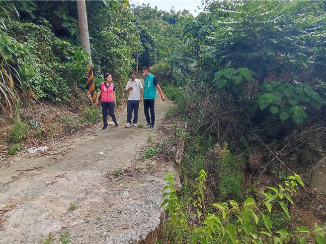 台中市霧峰區峰谷路208巷沿途路面破損、擋土牆邊坡不足、雨天雨水橫流，經民代與地方居民、相關單位多次會勘，投入700萬經費改善，25日動工。（台中市議員張芬郁提供／潘虹恩台中傳真）