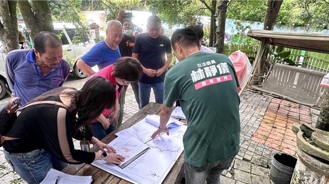 台中市霧峰區峰谷路208巷沿途路面破損、擋土牆邊坡不足、雨天雨水橫流，半途還有1座石板涵洞，居民擔心危及安全，經地方爭取中央投入700萬經費改善，25日動工，施工期程約180天。（台中市議員張芬郁提供／潘虹恩台中傳真）