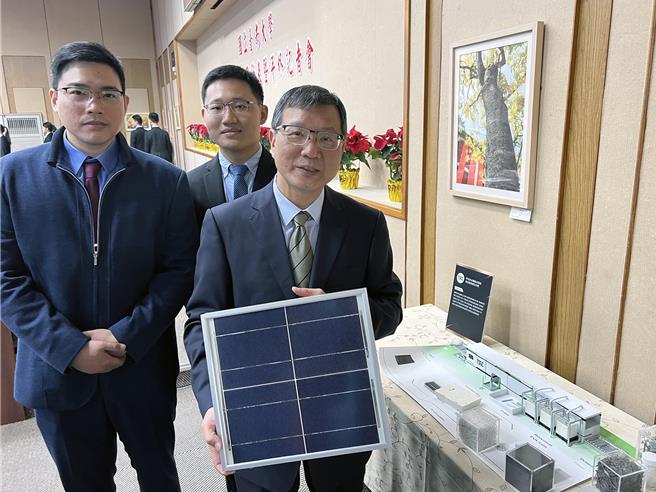 國立台南大學綠能系教授傅耀賢團隊結合國內多家知名企業開發一套太陽能板回收設備，可將太陽能板完全回收再利用。（洪榮志攝）