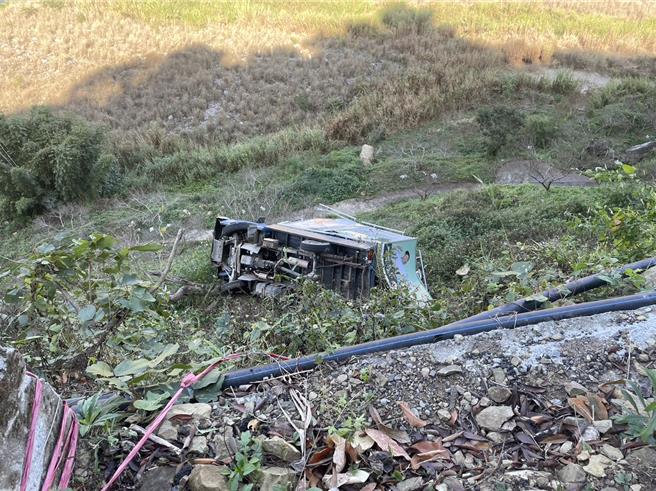 立委候選人謝志忠宣傳車25日上午11時許在新社沿街宣傳時，不慎跌落美林路邊坡。（民眾提供）