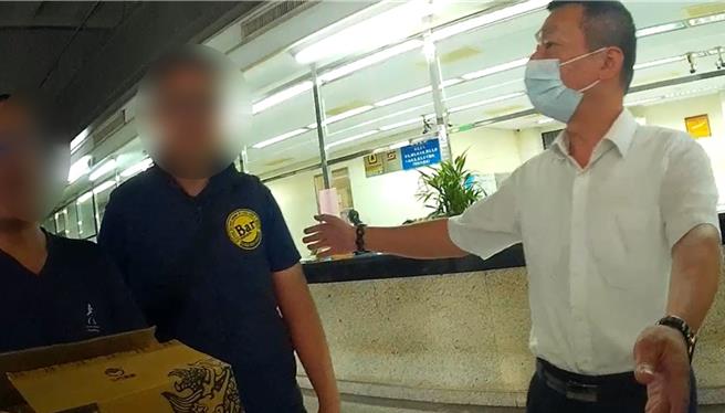 台中市楊姓男子（中）上周到第二信用合作社提領500萬鉅款，行員誤以為遭詐騙，緊急通報轄區第三分局警員到場，原來楊男真的是幫任職的洋酒公司領錢支付貨款，警員釐清後熱心協助護鈔。（警方提供／王煌忠台中傳真）