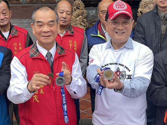 五結鄉長沈德茂（左）與永安宮主委黃適超（右）共同展示最吸金招台錢母參賽金牌。（五結鄉公所提供／吳佩蓉宜蘭傳真）