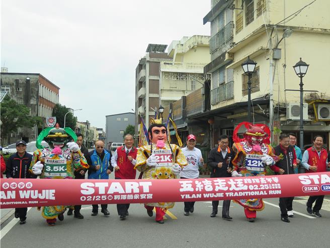 最後由三太子領軍路跑，永安宮主委黃適超（左六）、五結鄉長沈德茂（左五）、鄉代表會主席林證梧及來賓長官呼口號加油中。（五結鄉公所提供／吳佩蓉宜蘭傳真）