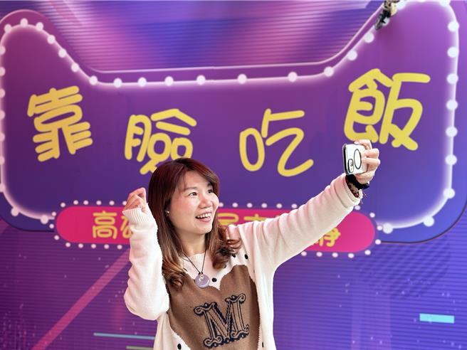 凤山今年首度迎来「凤山光之季」灯光盛会，国民党籍高市议员李雅静更发想特制创意「网美背板」供民眾到中华夜市商圈及其服务处周边拍照打卡。（李雅静提供／洪浩轩高雄传真）