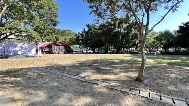 南市府获教育部体育署补助1亿元，加上1亿元自筹款，在新营区南瀛绿都心公园景观湖畔旁兴建全民运动馆；图为现址绿地。（张毓翎摄）