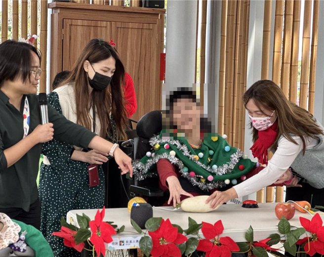 瑪利亞身障兒童站上舞台演奏樂器，提前歡度耶誕節。（瑪利亞基金會提供／馮惠宜台中傳真）