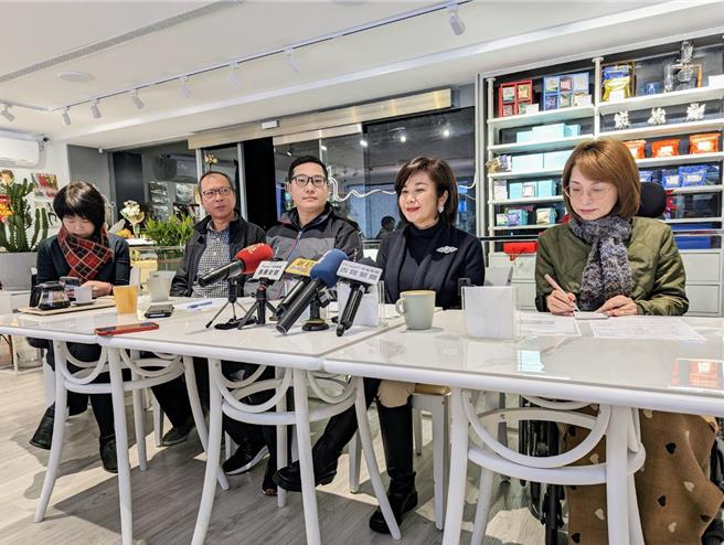 基隆市長謝國樑25日就職周年，舉行媒體茶敘，包括副市長邱佩琳（右2）、社會處長楊玉欣（右1）、環保局長馬仲豪（右3）、綜發處長林麗蟬（左1）等人共同出席。（張志康攝）