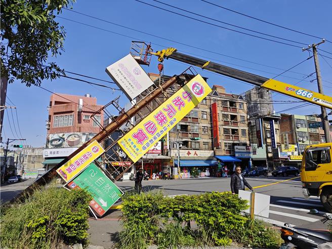 桃園平鎮招牌強風吹襲「歪腰」，幸無波及人員受傷。(警方提供／呂筱蟬／桃園傳真)