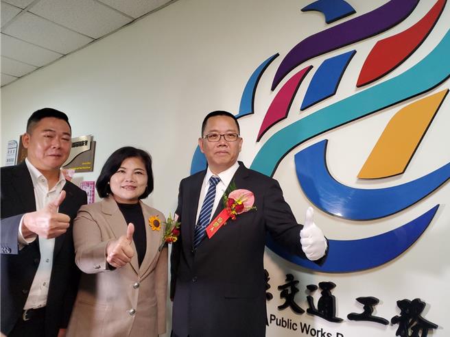 雲林縣政府工務處25日改制為交通工務局，局長汪令堯（右）強調雲林近年來交通與工務相關建設日益增加，將藉由改制擴大整體量能，全力改善交通安全。（張朝欣攝）