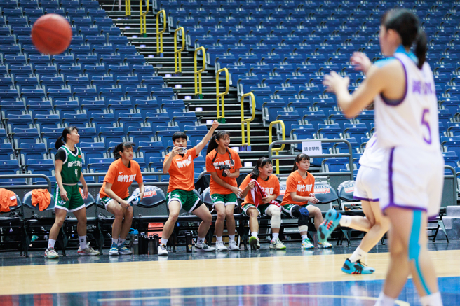 新竹高商板凳席熱情為場上球員加油。（高中體總提供）