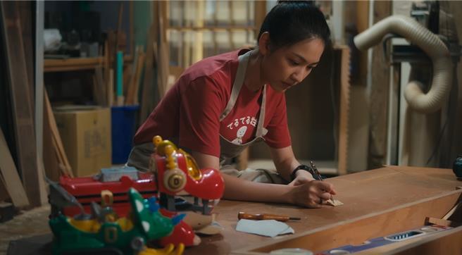 林玟谊亲手做礼物送伊正，希望能陪他面对病魔。（华视提供）