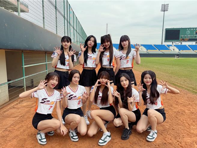 幻藍小熊（上排左起）許媛媛、阿勇、Nico、BIDO（下排左起）采甄、XXIN、Vicky、毓、容容擔任一日限定球員。（天空娛樂提供）