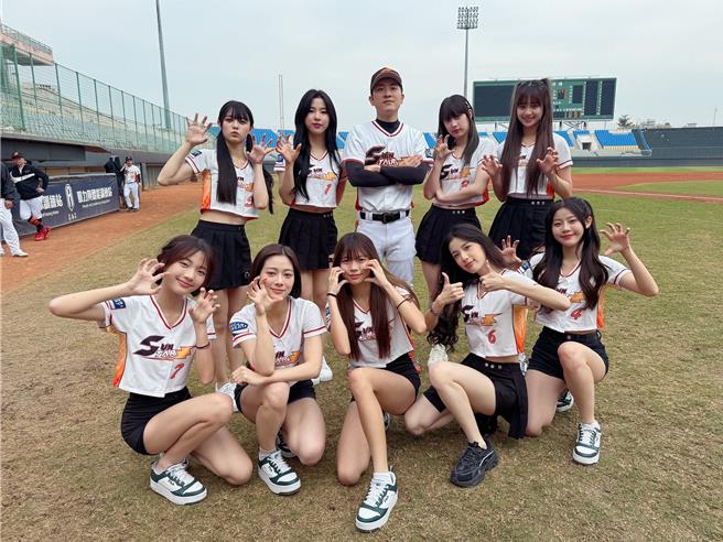 天空娛樂大家長大剛帶領GENBLUE幻藍小熊出席明星棒球公益賽。（天空娛樂提供）