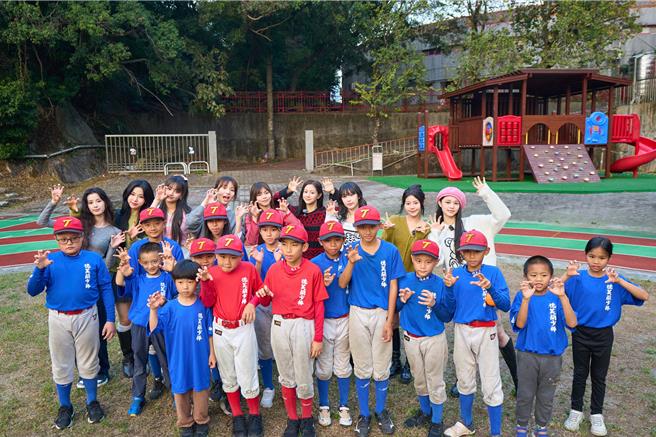 幻藍小熊與少棒隊成員一起打友誼賽。（天空娛樂提供）