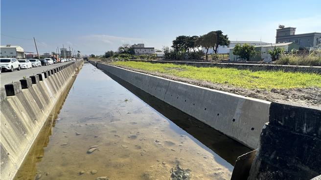 台南市鹽水排水治理工程，一期工程項目包含將原來排水斷面從5至6公尺拓寬為10公尺。（張毓翎攝）