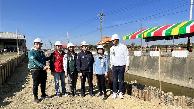 台南市長黃偉哲（右三）、立委賴惠員（右二）等人25日到新營區視察鹽水排水治理工程。（張毓翎攝）