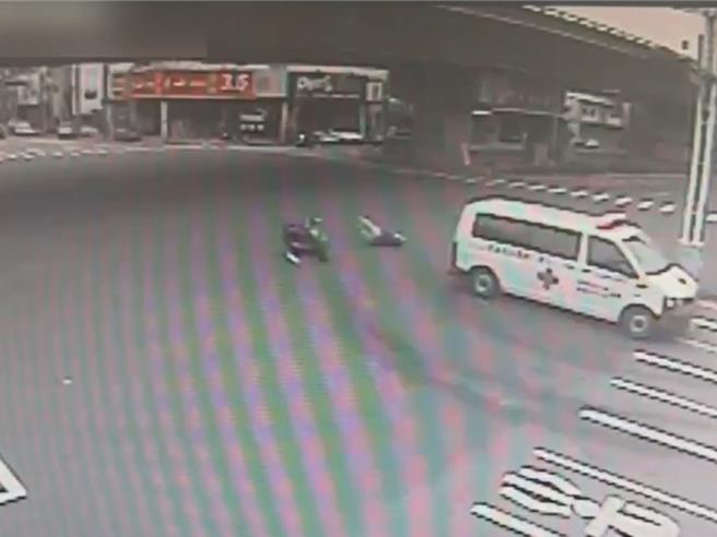 台中市19歲鐘姓機車騎士23日下午行經大里區中投東路三段與德芳路三段口時，與救護車發生碰撞，甚至往前飛了一小段，幸僅手腳擦挫傷，自行就醫無大礙，雙方事後至派出所報案。（民眾提供／潘虹恩台中傳真）