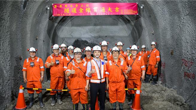 台北自來水事業處今年完成4座水管橋耐震補強工程，並貫通翡翠原水管隧道、改善高地供水、提高延管補助，強化大台北用水保障與供水韌性。圖為今年5月12日舉辦的翡翠原水管工程隧道全線貫通典禮。（北水處提供／蔡佩珈台北傳真）