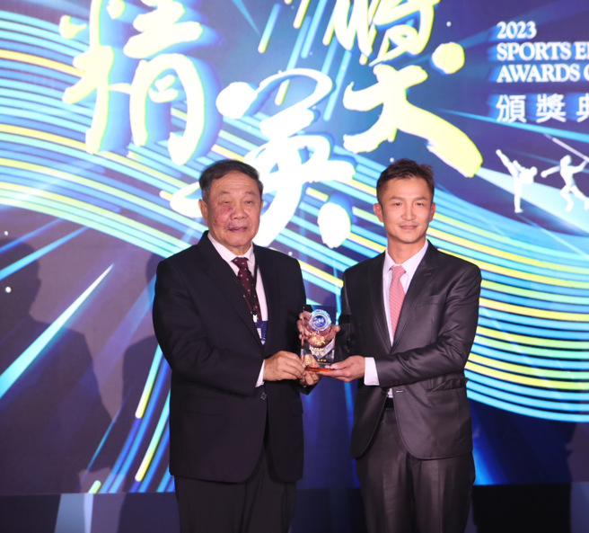拳击女将林郁婷恩师曾自强(右)获选体育运动精英奖最佳教练奖。(陈怡诚摄)