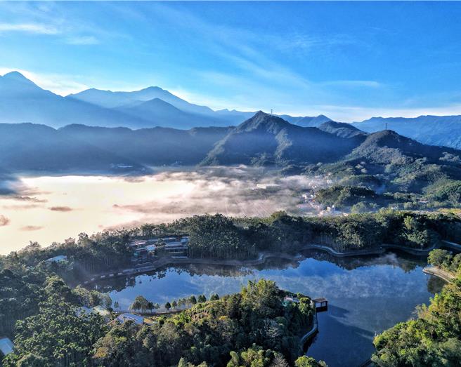 最強寒流過後天氣放晴，民眾在日月潭拍攝到頭社水庫如鏡與低空雲海美景，宛如人間仙境。（民眾阿正提供／楊靜茹南投傳真）