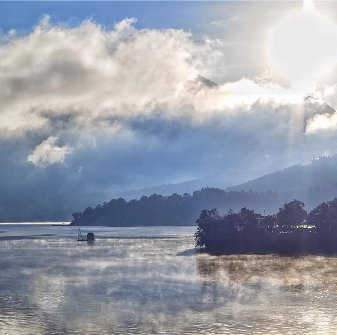寒流過後天氣稍回暖，日月潭因太陽照耀水蒸氣蒸發產生霧氣，「冒煙的湖」美景再現。（民眾阿正提供／楊靜茹南投傳真）